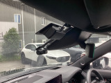 フロント側ドライブレコーダー。運転中の映像・音声などを記録して、交通事故やトラブルが起きた時の正確な状況把握に役立つドライブレコーダーが装着されています。
