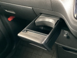 収納式ドリンクホルダーは、運転席・助手席どちらからも手が届きやすく、使いたい時にサッと引き出せる便利な仕様です。