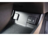 【アクセサリーソケット】12V180Wまでの出力が可能なアクセサリーソケットを装備!スマートフォンの充電等に便利です!