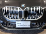 【BMWの伝統】BMWの特徴的な&ldquo;キドニーグリル&rdquo;は、80年以上続く伝統の形でございます。変わらないこだわりのデザインが、プレミアムブランド&ldquo;BMW&rdquo;を創り出します。