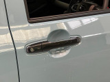 品質へのこだわり!フロアマットやシートなど車内をキレイに清掃し、ニオイや汚れなどを徹底的にクリーニングしてもらっております。室内はピカピカです☆