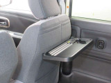 運転席の後ろに折りたたみ式のテーブルが付いています。