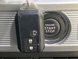 【キーレススタートシステム】カバンやポケットに入れたままでもドアの施錠・解錠が可能なスマートキーを装備。エンジンのオン・オフ時もカギを取り出す必要が無いからとっても便利です♪