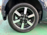 純正アルミホイール付いてます!車の軽量化に繋がることは勿論、見た目の印象が違いますよね♪