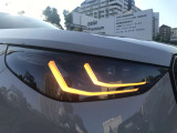 【LEDヘッドライト】先進のLEDテクノロジーを採用。放射される白色光の周波特性は太陽光に近く、バイキセノン・ヘッドライトを上回るコントラストで更に明るく輝きます!