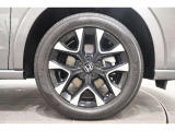 純正のアルミホイールが足元を飾ります!タイヤサイズは225/55R18 になります。