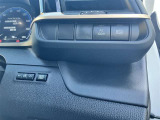 オートマチックハイビームとは、先行車や対向車のライトを認識し、ハイビームとロービームを自動で切り替える機能です。夜道の視界を確保します。詳細は販売店スタッフまでおたずねください。