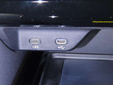 充電用USB端子とUSB端子を装備しております。