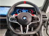 BMWのステアリングはドライバーと車体が一体感に感じれるような操作性を実現しております。また、握りやすさや操作性を向上するためにスイッチ類も配置されております。