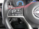 本革巻ステアリングにはステアリングスイッチ付きです。オーディオなどの操舵もらくらく(^^♪また航続可能距離など車両の状態をきめ細かく表示切替可能です。ハンズフリーのスイッチはステアリング右側にあります。