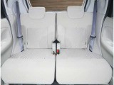 後席シートは分割可能式で使いやすくなっております〇
