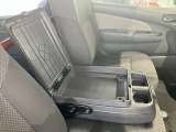 運転席、助手席間にあるシートを倒すとドリンクホルダー、収納スペースがあります。