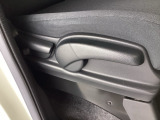 手動のレバーを使って、シートの高さや背もたれの角度を変えることができます。