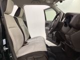 女性でも運転がしやすいように、シートの高さ調整機能(シートリフター)がついています。運転席と助手席の間が空いている為、助手席側への移動がスムーズです。交通量の多い道でも助手席側から乗り降りができます。