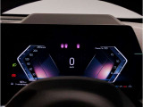 【メーターパネル】最も重要なスピード・メーターとタコ・メーターとを共に同じ位置に最大限の大きさで配置。ドライビング中のドライバーの視線を可能な限り逸らす事無く安心安全なドライビングをしてもらう拘りです