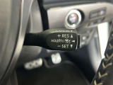 前方の車との車間を設定し、スピードを上げたり緩めたりを自動で行ってくれる追尾式の「レーダークルーズ」。上級装備の一つです!高級車にしかつかない嬉しい機能です。