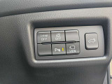 運転席周りには、360&deg;ビューモニター切替や各種安全機能のオフスイッチを集約。さらにシートメモリー機能やパワーリアゲート開閉ボタンも備え、ドライバーの操作性と安心感をサポートします。