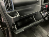 グローブボックスなどの多彩で便利な収納が設けられています。