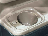 助手席側にも(前席/掘り込み式)ホットカップホルダー☆保温付で温活が車内でも実現♪600mlのペットボトルまで対応しておりスイッチ1つで温かい飲み物は保温を、冷たい飲み物は常温にしてくれます