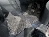 内装工程では、中古車を気持ちよくお乗りいただけるよう清掃しております。
