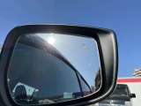 BSW(後側方車両検知警報)ブザーとともに、ブレーキを制御することで車両をもとの車線内に戻すような力を短時間発生させ、車両との接触を回避するようドライバーのステアリング操作をアシストします。