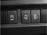 【両側電動スライドドア】ボタンを押すだけでスライドドアの開閉が可能。もちろんキーからの操作も可能。お子様を抱いている時・両手いっぱいの荷物を持ってる時など非常に役立ちます。