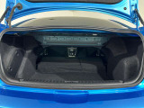 長めの荷物を載せることができる、トランクスルー機構があります。