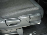 ◆シートハイトアジャスター◆運転席を上下に高さ調節ができます!運転ポジションを体格に合わせてシート調整できます。