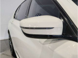 ドアミラーにはLEDウインカーが埋め込まれており、対向車からの視認性を高めております。