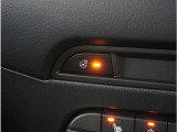 【ステアリングヒーター】ハンドルの左右のグリップ部分を温めることができます。寒い日の運転も安心です。