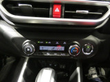 【快適なオートエアコン】設定した温度を自動で保ってくれる空調パネルです。運転席から操作しやすく季節を問わず車内を快適な状態に保ち毎日のドライブを支えます。