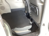 2列目シートの背もたれを倒すと収納スペースがとっても広くなるので、自転車を載せられます