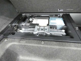スペアタイヤレス車です。応急セットを搭載しております。