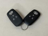 電子カードキーを携帯していれば、ドアハンドルやバックドアのリクエストスィッチを押すだけでドアの施錠、開錠が行えます。電子カードキーがないとエンジンが始動しない、盗難防止に役立つイモビライザー機能付