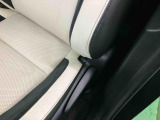 助手席シートバケット部