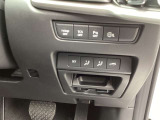 スイッチ類がまとめてあります。運転席のシート位置やドアミラー位置などを登録して呼び出すことができるので便利です。i-stopはOFFにもできます。