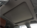◆サンルーフ装備車◆開放感あふれるガラスサンルーフを装備。快適なドライブをお楽しみいただけます。