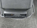 ドライブレコーダーの本体です。前席中央の下側にあります。