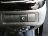 オートマチックハイビーム装備です。先行車や対向車のライトを認識し、ハイビームとロービームを自動で切り替える機能です。夜道の視界を確保します。詳細は販売店スタッフまでおたずねください。