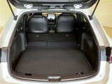 更に運転席を前に倒せば荷物を載せることができます。
