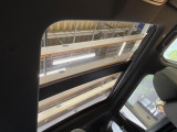 【大型サンルーフ】車内の解放感が一気に上がる大型のパノラマルーフ!季節を問わず開放的で快適なドライブをお楽しみいただけます。流通量も少なく希少価値の高い人気の装備です♪