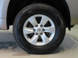 純正のアルミホイール装着車です。タイヤサイズは265/70R17です。