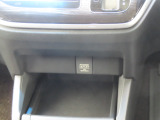 【アクセサリーソケット(DC12V)】180Wまで出力でき、車載用の電化製品に電源を供給できます。