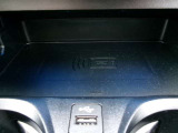 ワイヤレスチャージングを搭載しているので対応機種なら置くだけで充電ができます。コードをつけなくてもよいので、運転席周りがスッキリします。