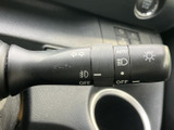 直感的な操作で、安全な車線変更をサポートします。視認性の高いデザインで、周囲の車両にも存在を知らせます。