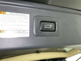 電動式バックドアです。 荷物を持ったままでもボタン一つで自動的に開け閉めできるので便利ですよ。 挟み込み防止機能も付いていますのでお子様の手や荷物を挟み込むのを防いでくれますよ。