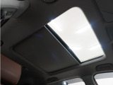 ◆サンルーフ装備車◆開放感あふれるガラスサンルーフを装備。快適なドライブをお楽しみいただけます。