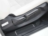 ◆シートハイトアジャスター◆運転席を上下に高さ調節ができます!運転ポジションを体格に合わせてシート調整できます。
