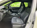 運転席周りは、機能性と使いやすさを追求した設計です。必要な情報を一目で確認でき、スムーズな操作を実現します。快適な空間を実現しています。