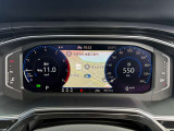 【Digital Cockpit Pro】基本の速度計とタコメーターの表示に加え、中央にドライビングデータやマップなどを少ない視線移動で視認できます。